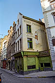 Bruxelles, Belgio - Rue des Eperonniers fra i dedali di stradine che circondano la Grand Place. 